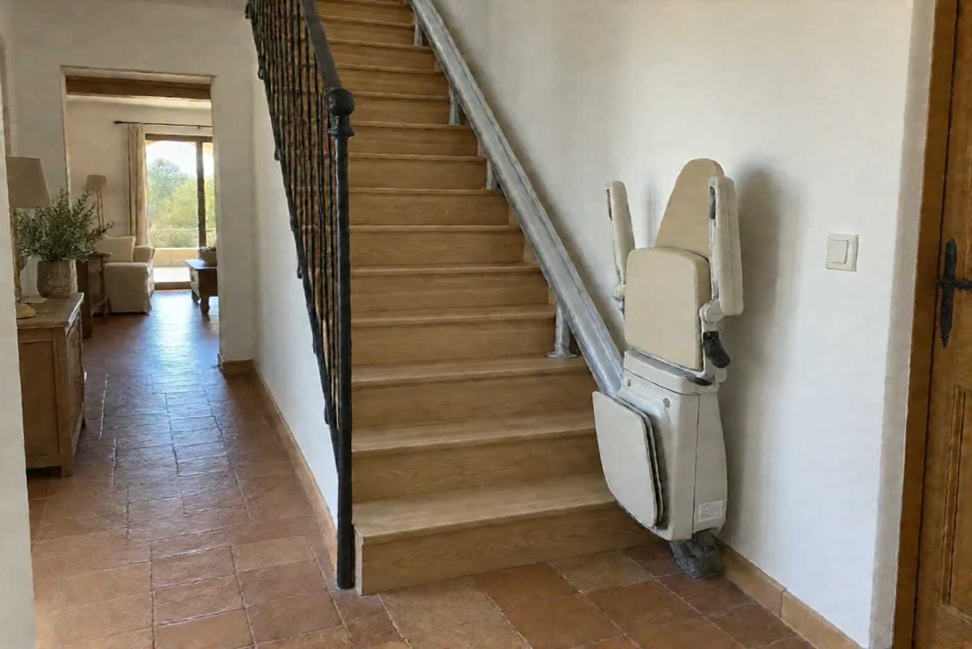 Monte-escalier droit sur un escalier en bois (Le Thor, Vaucluse)