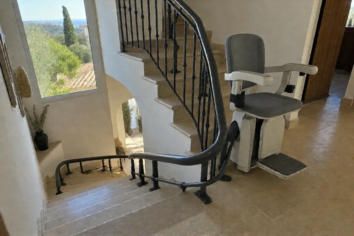 Monte-escalier tournant avec rail courbe sur mesure (Ollioules, Var)