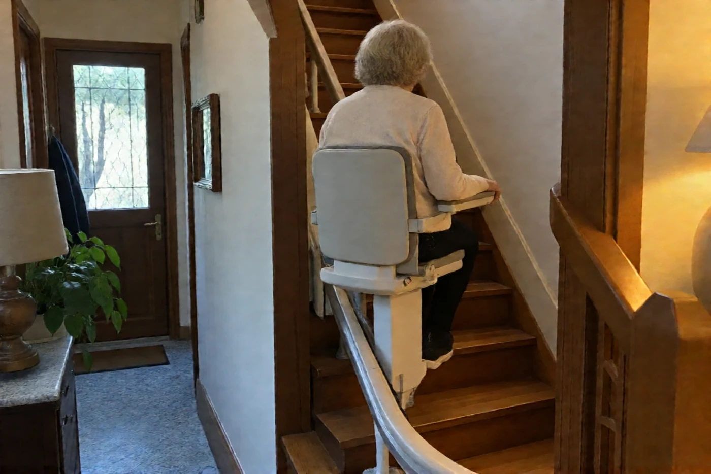 Personne âgée installée sur un monte-escalier (Voreppe, Isère)