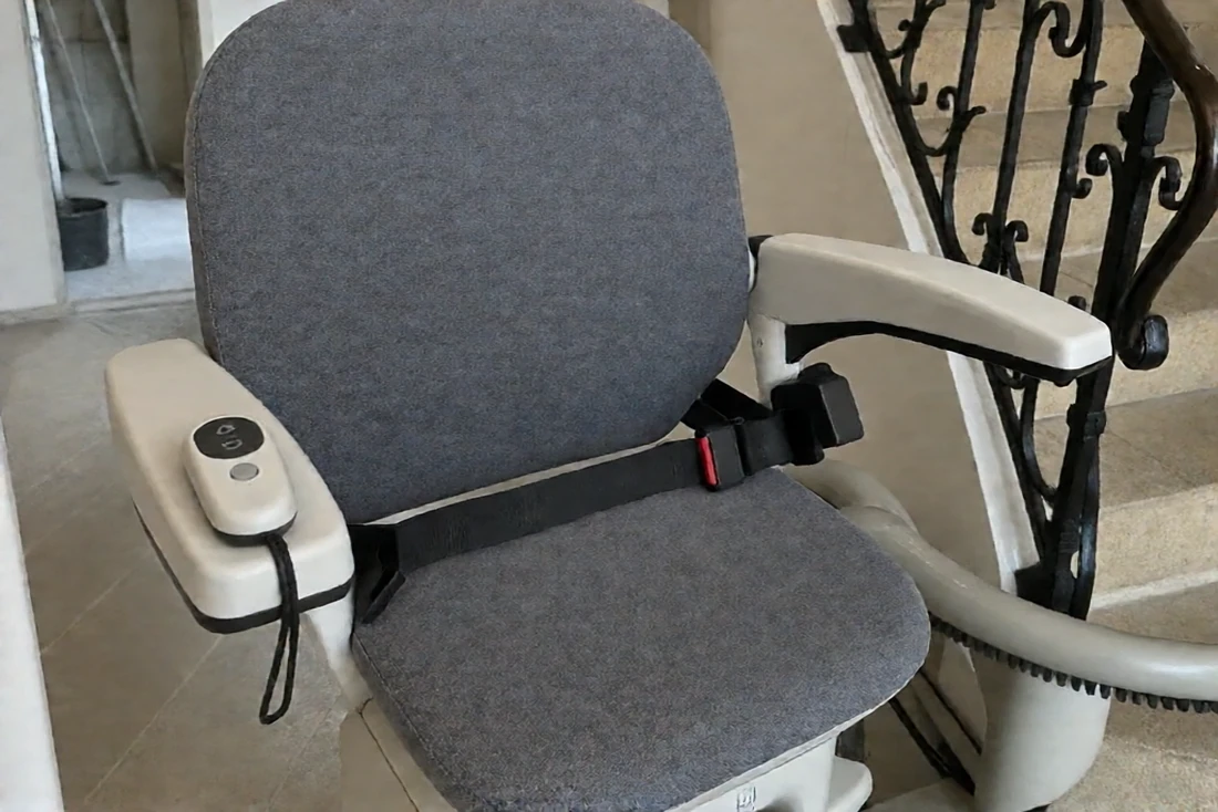 Siège pivotant et télécommande d'un monte-escalier (Mouy, Oise)