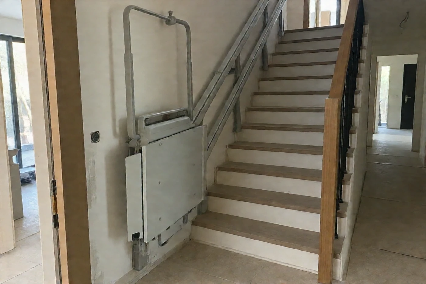 Plateforme élévatrice pour fauteuil roulant sur escalier (Var)