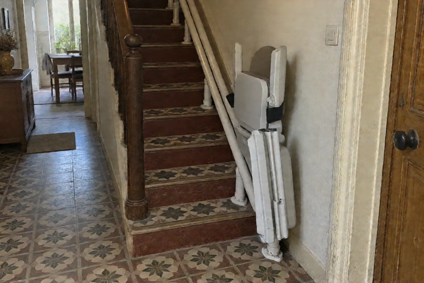 Monte-escalier à rail repliable dans un escalier étroit (Lons-le-Saunier, Jura)